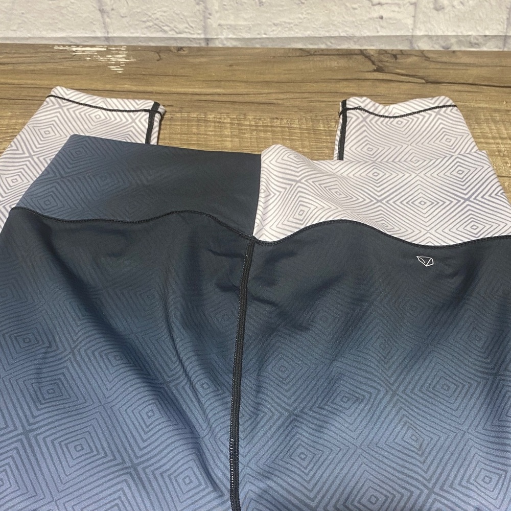 AR-33 Geometric Patterned Leggings - Black